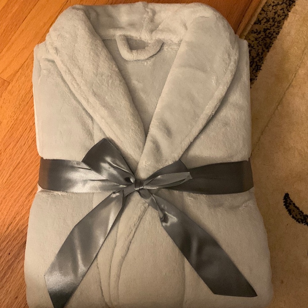NWT- soft robe. Size XL unisex.